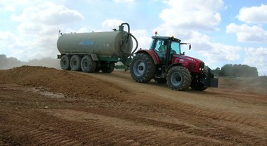 Rental tractor-sprinkler Jeulin Querrieu