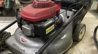 Rental Breteuil Honda lawn mower