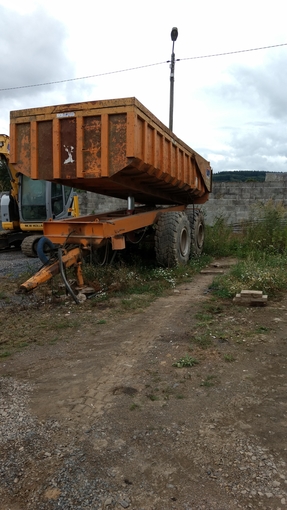 Location Tracteur-benne TP à Pont d'Ouilly 200 €