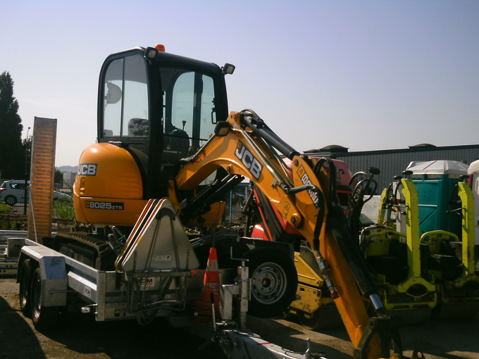 Location Mini-pelle jcb 2,5 tonnes Breteuil 165 €