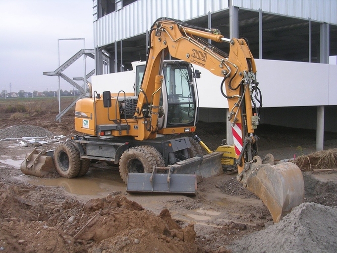 Querrieu Volvo backhoe rental €220