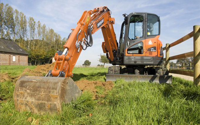 DOOSAN 16t Diéval backhoe rental €160