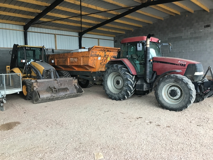 Location Tracteur + benne TP 18T à Sourdeval. 200 €