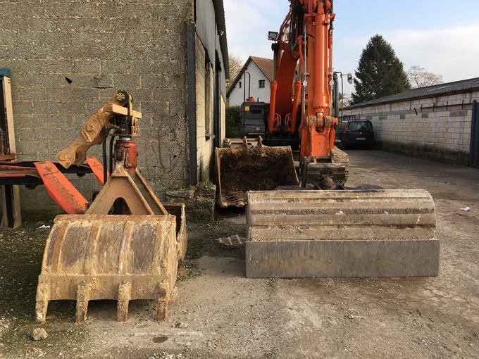 Hitachi Zaxis 210 LC Amiens backhoe rental €216