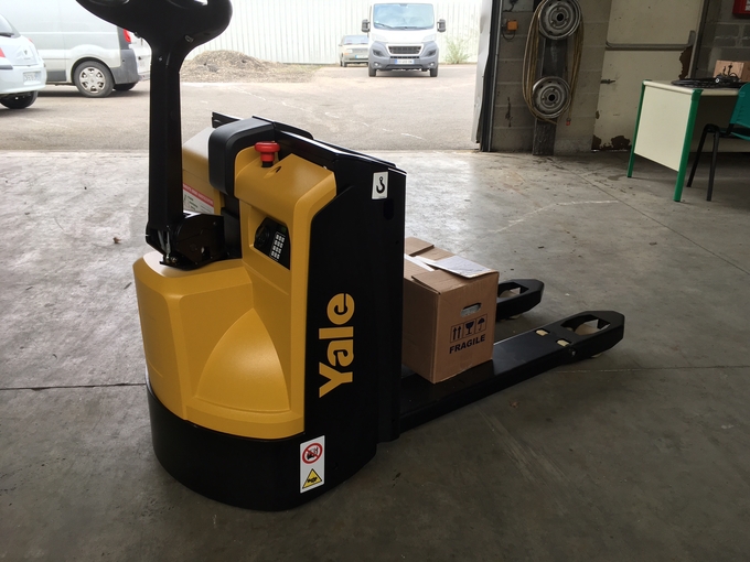 Rental truck Yale MP16 Amiens €60