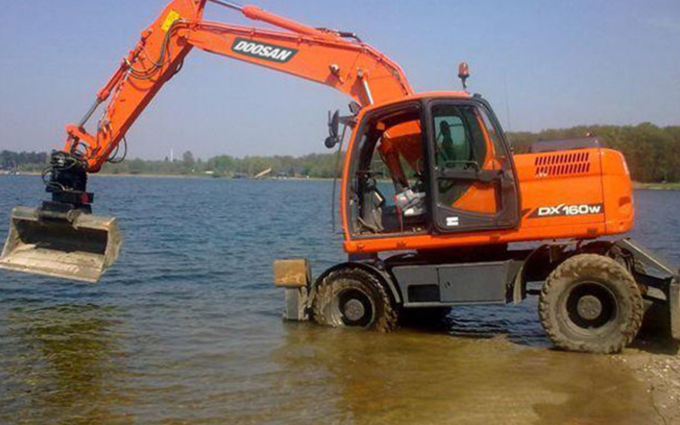 DOOSAN 16t Diéval backhoe rental €200