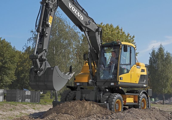 Querrieu Volvo backhoe rental €200