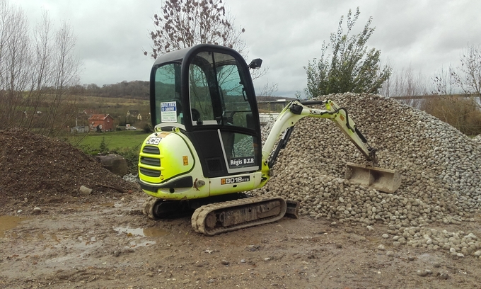 Rent mini excavator JCB 8018 €220