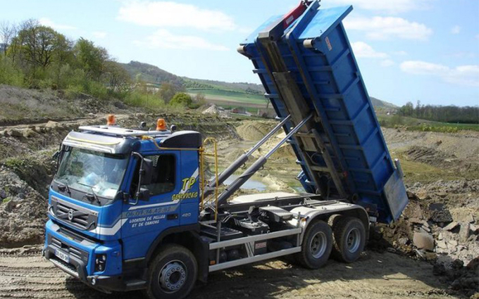 Rental truck ampliroll VOLVO 15 T Diéval €204