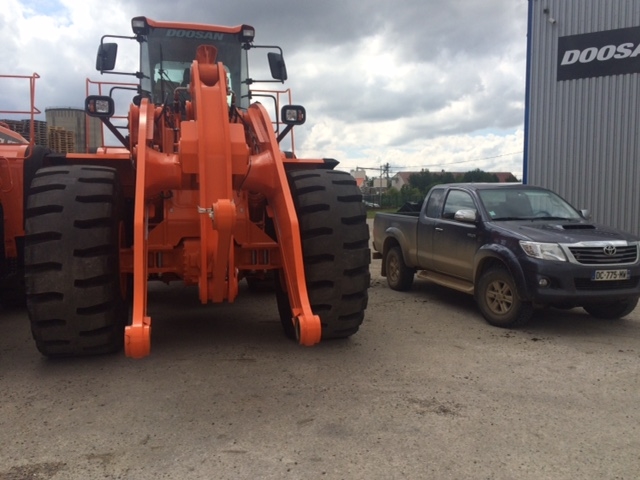 Rental loader DOOSAN 32 T Roye €850