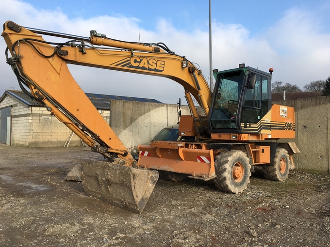 Backhoe rental box 988 Amiens €200