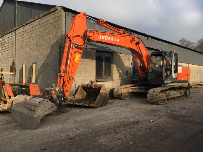 Hitachi Zaxis 210 LC Amiens backhoe rental €216