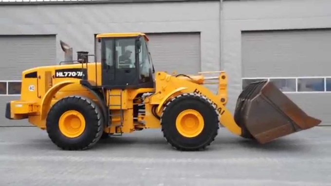 Loader Hyundai 22 T camp rental €200