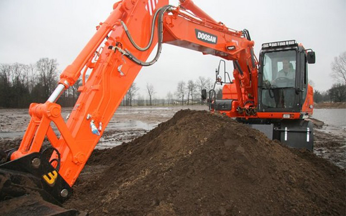 DOOSAN 14t Diéval backhoe rental €160