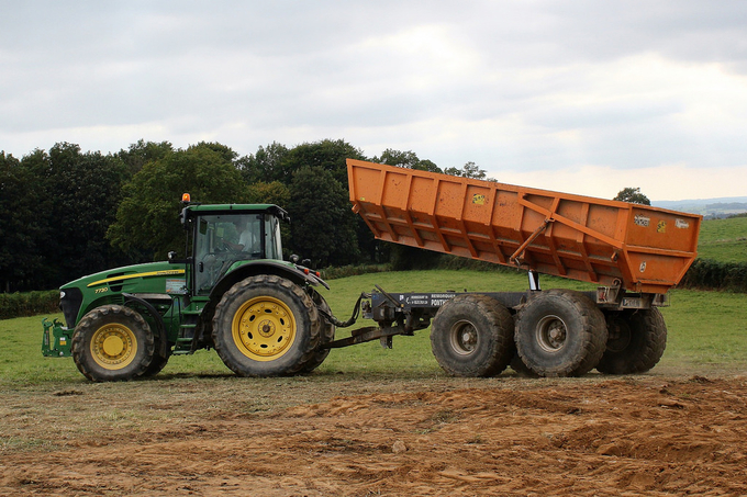 Tracteur-benne 15t, Sainghin-En-Weppes 368 €