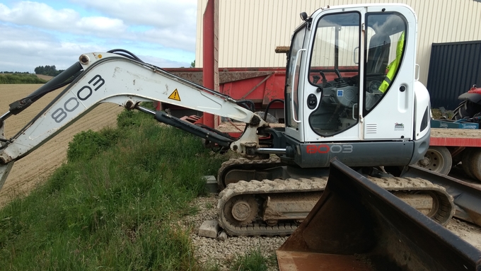 Location Pelleteuse Wacker Neuson 8T à Vire. 240 €