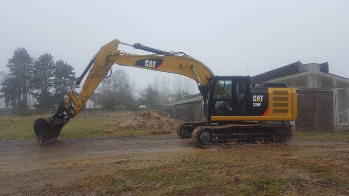 Rental backhoe Caterpillar 23 T Amiens €250