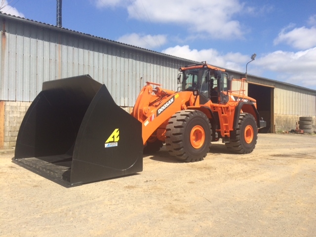 Rental loader DOOSAN 32 T Roye €850