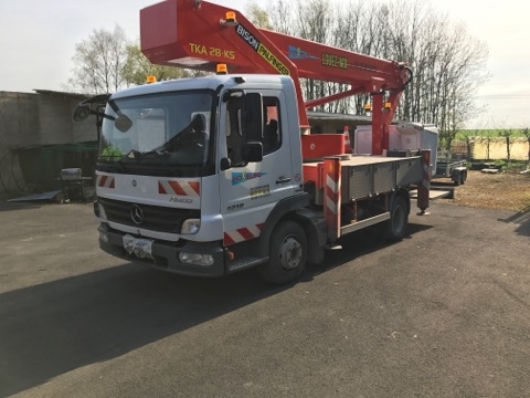 28 m Flesselles bucket truck rental €300