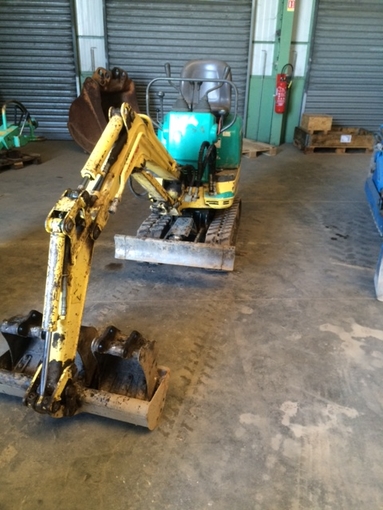 Rent mini excavator YANMAR SV 08 €173