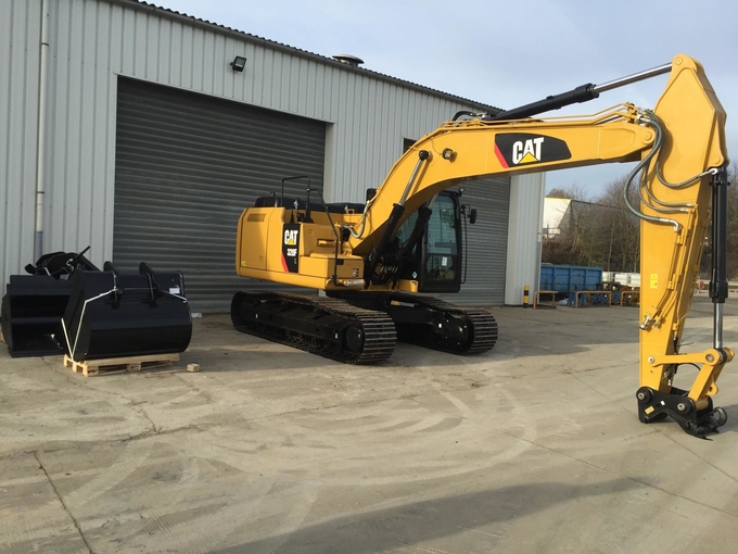 Rental backhoe Caterpillar 23 T Amiens €250