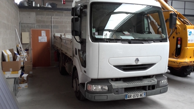 9 tonnes dump truck rental €200
