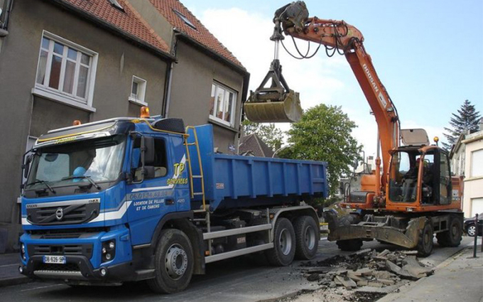 Rental truck tipper VOLVO 15 T Diéval €200