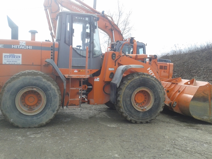 Charger HITACHI 22T camp rental €196