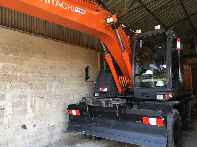 Hitachi 170 Amiens backhoe rental €250